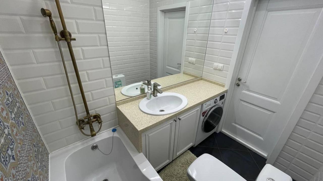 Ernaz Plus Apartments: Sauran-Towers Астана Екстериор снимка